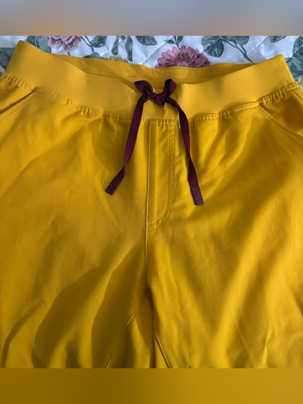 Figs Zamora Joggers Size Large in Emergency Yellow - Picture 3 of 4
